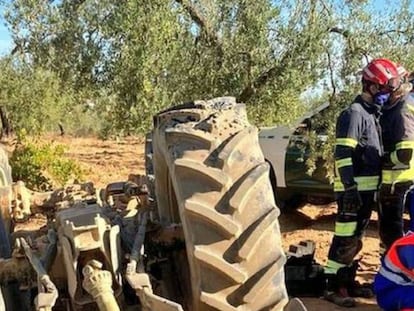 Un tractor volcado tras sufrir un accidente.