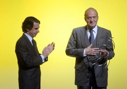 Acto de entrega del I Premio FAES de la Libertad al rey Juan Carlos, que recibió el galardón de manos de José María Aznar.