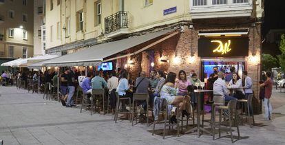 Bares en una calle de Santander (Cantabria), en julio.