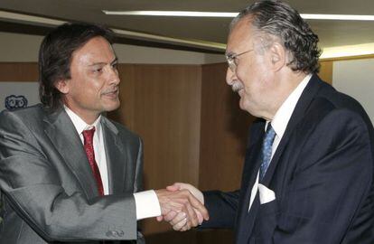 Jesús Lizcano (i), en 2008, durante el reconocimiento por la transparencia al Ayuntamiento de Bilbao.