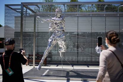 Dos aficionados fotografían la estatua de Nadal en las instalaciones de Roland Garros.