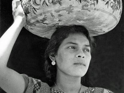 'Mujer con jícara en la cabeza, 1929, Juchitán, Oaxaca, México'.