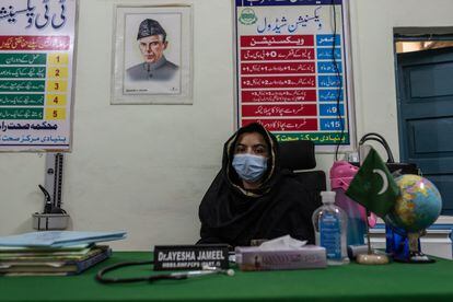 La doctora Ayesha Jameel trabaja como jefa del Centro de Salud Kotla Eason, en la provincia de Punjab del Sur. La actividad en este pequeño ambulatorio es frenética y, a pesar del calor, una veintena de madres, muchas de ellas embarazadas, esperan su turno mientras se abanican con sus velos. ''Lamentablemente, las muertes de recién nacidos y las complicaciones graves durante el embarazo son parte de nuestro trabajo. No hay duda de que el cambio climático está causando estragos en la salud de las madres. Muchas no tienen otra opción que volver a trabajar en el campo bajo el sol una semana después de dar a luz. El reposo mínimo que recomendamos es de tres meses de descanso para que su cuerpo se recupere”, afirma desde su despacho. 
