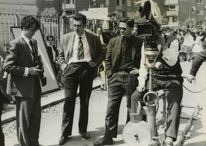 Pier Paolo Pasolini (con gafas, el segundo por la derecha), en un rodaje.
