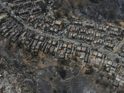Trabajos de rescate y zonas afectadas por los incendios forestales que desde la semana pasada afectan la región de Valparaíso (Chile), este lunes.