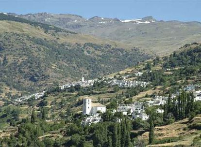 Las nieves perpetuas y las casas recostadas en la falda de las montañas definen el paisaje de La Alpujarra.