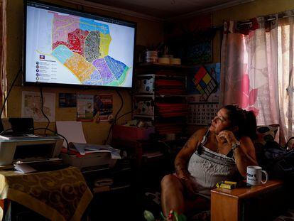 Inés Fuentes, dirigente de la toma de terreno Nuevo Amanecer de Cerrillos, en Santiago de Chile, ve en su pantalla un mapa de cómo está distribuido el terreno y la población.