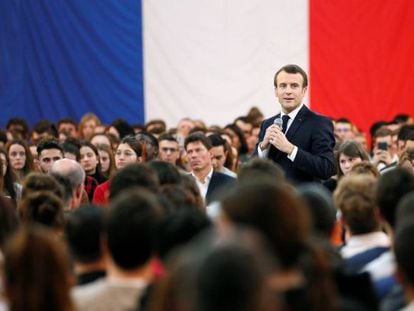 Emmanuel Macron participa en un encuentro con jóvenes como parte de su programa para salir de la crisis.