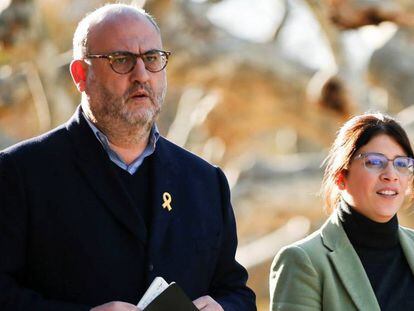 El portavoz de Junts per Catalunya, Eduard Pujol,y la diputada Gemma Geis a su llegada al Parlament