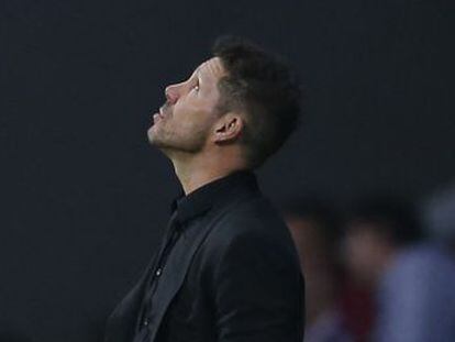 Con el equipo al borde de la eliminación en la Champions tras el fiasco ante el Qarabag y descolgado en la Liga, Simeone se atasca en la búsqueda de soluciones