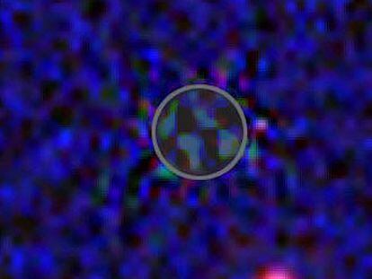 El planeta extrasolar, abajo a la derecha.