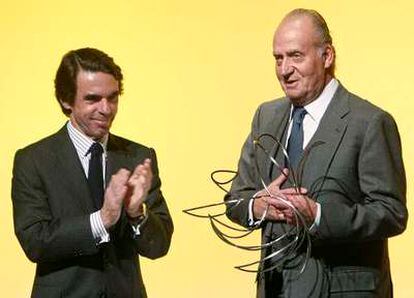 El Rey recibe de manos de Aznar un premio por su apoyo a la libertad.