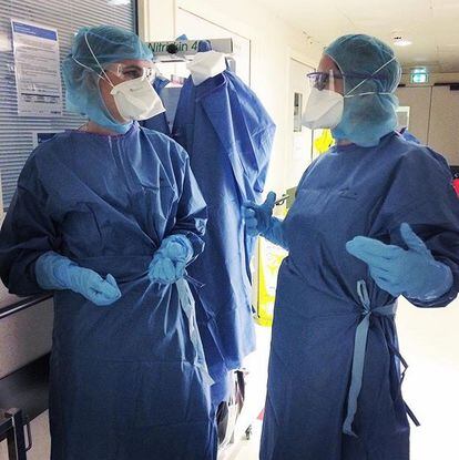 Enfermeras españolas trabajando en el servicio de reanimación covid- 19 en París.
