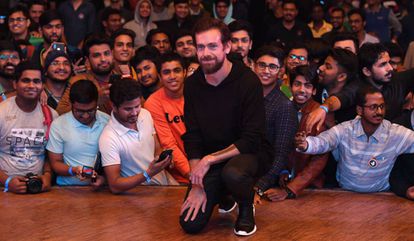El consejero delegado de Twitter, Jack Dorsey, junto a un grupo de estudiantes, el pasado día 12 en Nueva Delhi.
