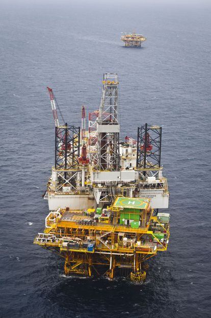 La plataforma Coslconfidence perfora pozos petroleros en el Golfo de México.