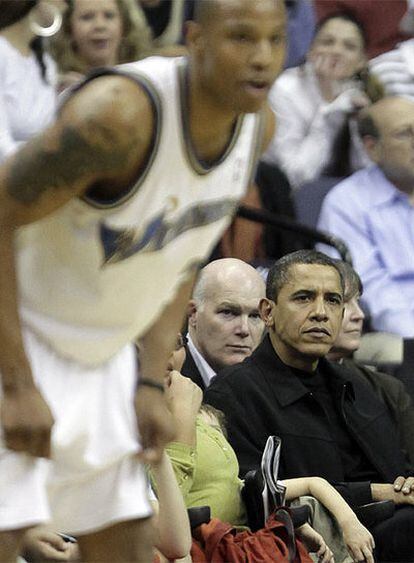 El presidente de EE UU, Barack Obama, sigue una jugada del partido entre los Washington Wizzards y los Chicago Bulls