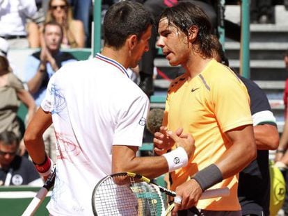 Djokovic y Nadal se saludan tras la final de Montecarlo.