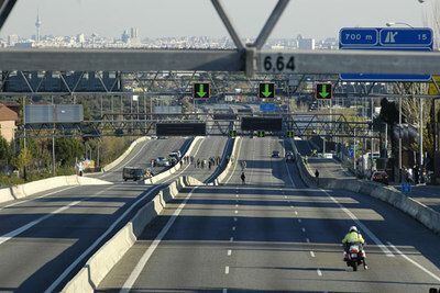 Imagen de la A-6 (Madrid-A Coruña) a la altura de la localidad madrileña de Las Rozas (kilómetro 16), donde estalló una de las bombas.