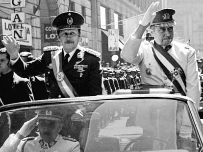 Pinochet (derecha) y el paraguayo Alfredo Stroessner, en 1974.