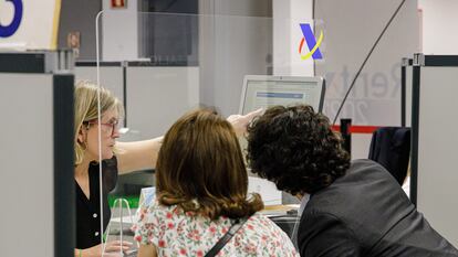 Una pareja es atendida en la Agencia Tributaria durante la presentación de la declaración de la renta de 2022.
