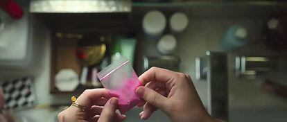 Fotograma de la serie 'Élite' que muestra una bolsa con 'tusi', también llamada cocaína rosa.