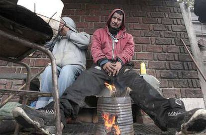 Indigentes en Buenos Aires combaten el frío con una hoguera.