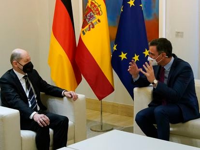 El presidente del Gobierno, Pedro Sánchez, conversa con el canciller alemán, Olaf Scholz, en el palacio de la Moncloa en Madrid el pasado 17 de enero.