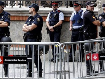 Policías nacionales y 'mossos' protegen la Delegación del Gobierno en Barcelona días antes del referéndum ilegal del 1-O.