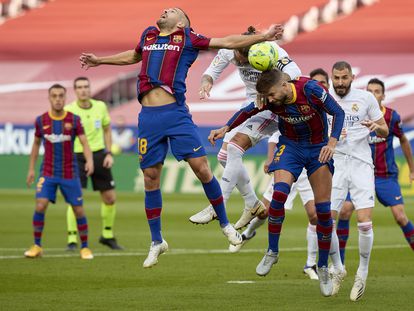 Jordi Alba y Piqué intentan defender su área ante el empuje de Ramos.
