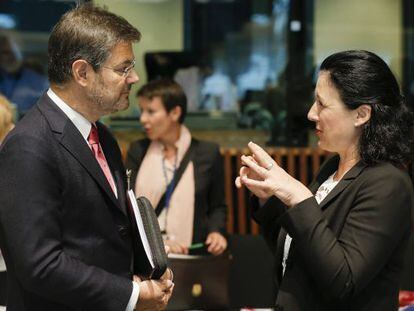 El ministro de Justicia espa&ntilde;ol, Rafael Catal&aacute;, con la comisaria europea de Justicia, Vera Jourov&aacute;.