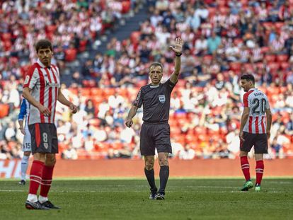 David Fernández Borbalán, en el partido de su despedida como árbitro, el pasado 20 de mayo en San Mamés. 