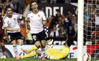 Gayà celebra un gol junto a Alcácer.