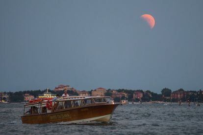 Una imagen de la Luna desde Venecia.