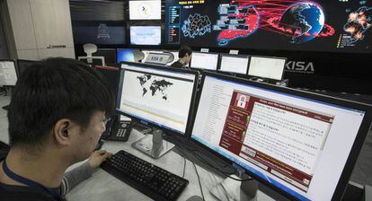 Un técnico monitoriza la acción de un ciberataque en Corea del Sur.