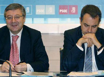 El secretario de Organización del PSOE, José Blanco (izq.), y el presidente del Gobierno y secretario general del PSOE, José Luis Rodriguez Zapatero, durante una reunión de la Ejecutiva de su partido.