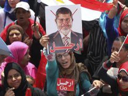 Una opositora del presidente egipcio Mohamed Mursi muestra una pancarta con su rostro tachado, durante una manifestaci&oacute;n en la plaza Tahrir, en El Cairo (Egipto).