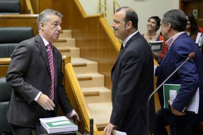 El lehendakari Urkullu conversa en el Parlamento con el representante del PNV Luke Uribe-Etxeberria.