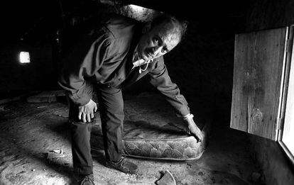 Fernando García, padre de una de las niñas, en el lugar del crimen.