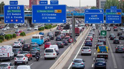 Retenciones de tráfico en la M-30 de Madrid, este jueves.
