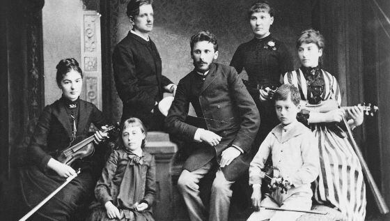 Jean Sibelius, al fondo a la izquierda, en la escuela de música de Mitrofan Wassilieff.