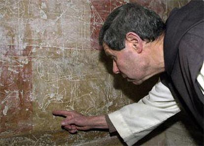 Un sacerdote cisterciense muestra las figuras medievales encontradas en el Monasterio de la Oliva (Navarra).