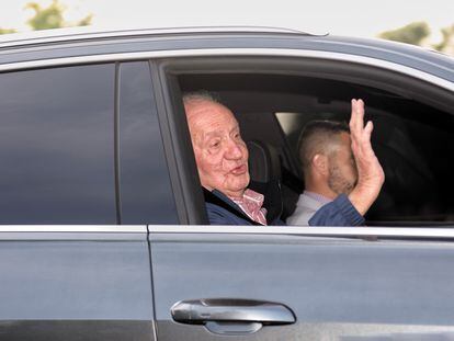 El rey emérito Juan Carlos I a su salida de Madrid con dirección a Abu Dabi, tras su visita a España el pasado mayo.