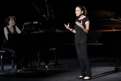 La pianista Rosa Torres-Pardo y la cantante Ana Belén, durante el espectáculo.