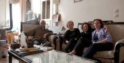 La familia Ajras en la sala de estar de su domicilio en Homs