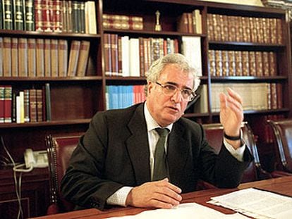 Enrique Múgica, en su despacho cuando ocupaba el cargo de Defensor del Pueblo en 2004.