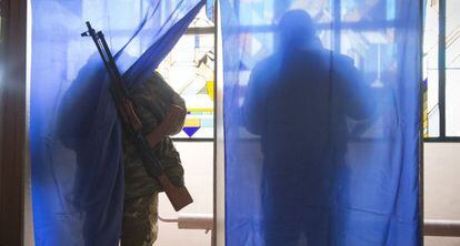 Rebeldes prorrusos votan en un colegio electoral de Donetsk.