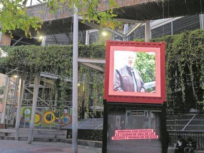 Una de las propuestas tecnológicas de la ciudad y banderolas publicitarias en el barrio de Las Delicias, en Zaragoza.