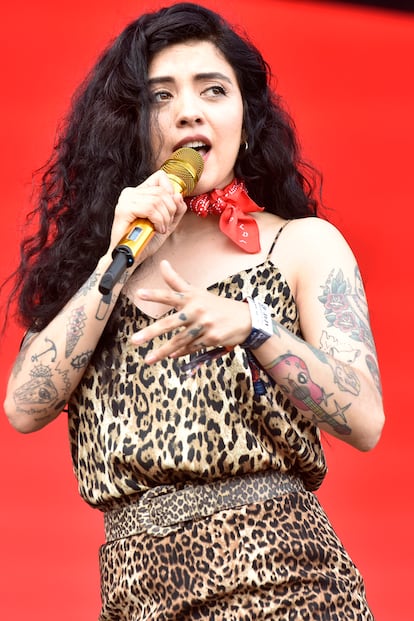 "¿Cuál es el secreto para mantener a tus fans cuando se atacan entre ellas?"

La cantante chilena Mon Laferte no se cortó en responder a una pregunta sexista en la presentación en Méxcio de su álbum, La trenza. Lo hizo cuando un periodista recurrió al tópico de las mujeres comportándose como hienas en manada si están juntas. "Ese comentario es machista", le dijo.  “Creo que tienes que informarte más o a lo mejor quitarte algunos prejuicios porque no está bien formulada tu pregunta” y reivindicó su trabajo añadiendo que  “mucha gente estuvimos estresados, corriendo, para que después tú preguntes cuál es el secreto para que todas las mujeres te volteen a ver porque ustedes entre mujeres se tiren mierda, o sea, no mames”, dijo Laferte. “Yo vengo aquí a hablar de mi música y de mi trabajo, no de pendejadas”, apostilló.