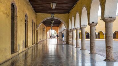 Arcadas de la calle 40, en el centro de Valladolid, en la península de Yucatán (México).