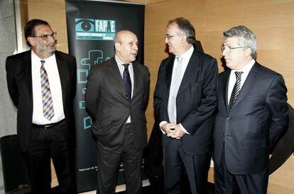 El ministro de Educación, Cultura y Deporte, José Ignacio Wert (2i), conversa con el presidente de la Federación de Asociaciones de Productores Audiovisuales Españoles (FAPAE), Pedro Pérez (2d), en presencia del titular de la Entidad de Gestión de Derechos de los Productores (EGEDA), Enrique Cerezo (d) y del presidente de la Academia de las Artes y las Ciencias Cinematográficas de España, Enrique González Macho (i)